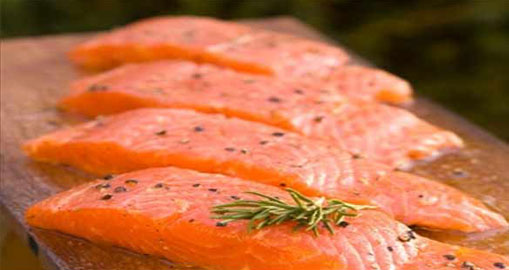 Warmgerookte zalm met mosterd-dille saus